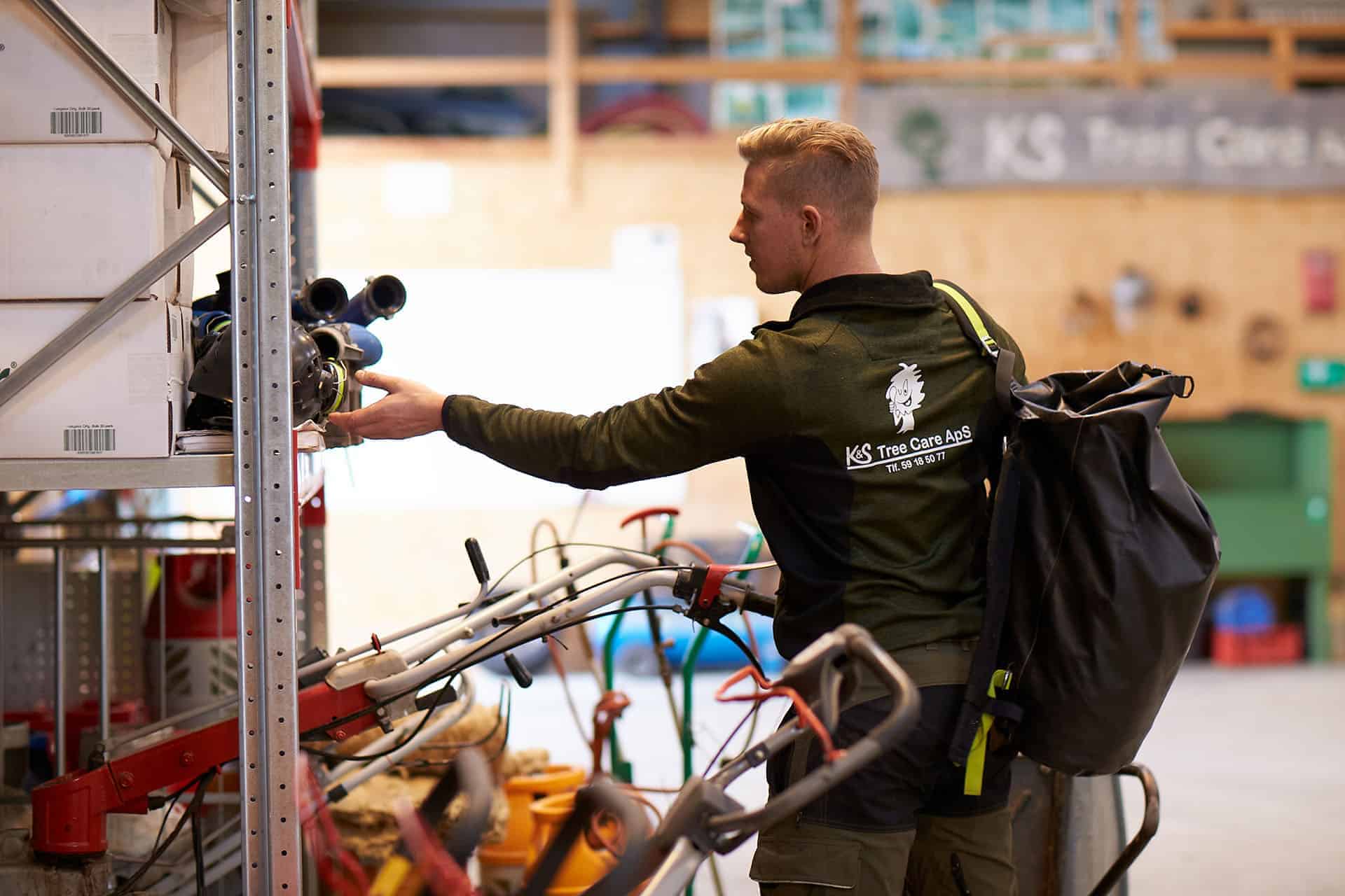K&S treecare aps medarbejder med taske
